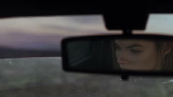 A lány szemét az autó visszapillantó tükör, a depresszió és a kétségbeesés — Stock videók