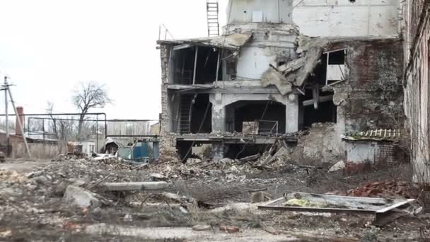 Bangunan yang sudah ditinggalkan, reruntuhan pabrik, rumah rusak — Stok Video