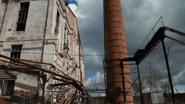 Edifícios abandonados em ruínas, ruínas de fábricas, casas quebradas — Vídeo de Stock