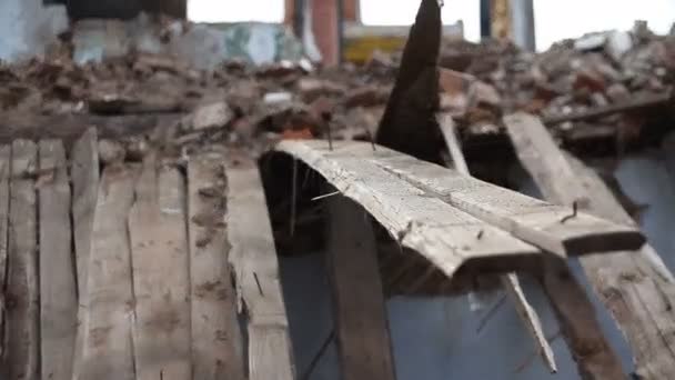 Bâtiments abandonnés, ruines d'usines, maisons brisées — Video