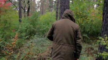 Adam ormanda kaybolur