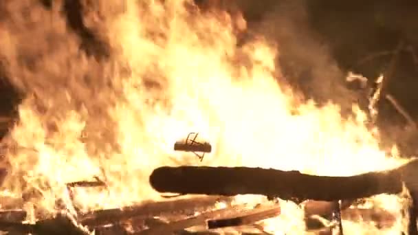 Grande incêndio nocturno, tábuas em chamas — Vídeo de Stock
