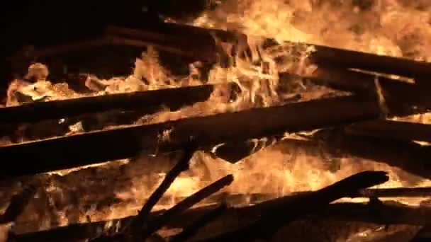 Großes nächtliches Feuer, brennende Bretter — Stockvideo