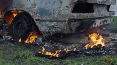 Yanan araba lastikleri, araba burns bir tekerlek, tamamen yanmış bir araba