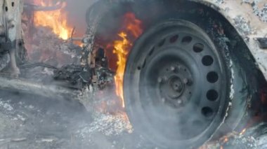 Araba lastikleri araba tekerlek üzerinde yanan bir arabadan yanan bir tekerlek yakar