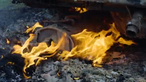Приглушитель автомобиля, выхлопная труба в огне — стоковое видео