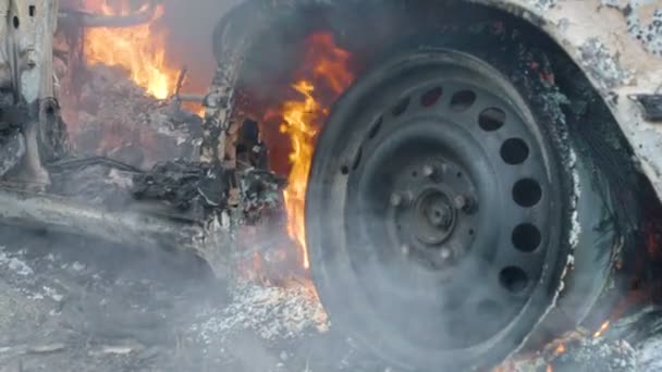 The car burns a wheel, burning tires on the car wheel, a burning car — Stock Video