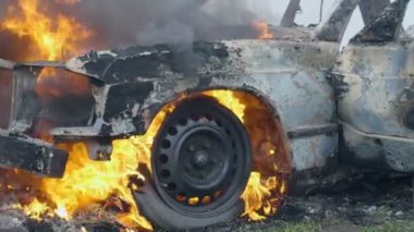 Yanan araba lastikleri, araba burns bir tekerlek, tamamen yanmış bir araba