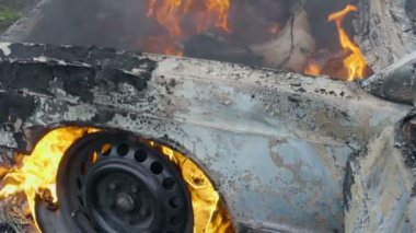 Araba lastikleri araba tekerlek üzerinde yanan bir arabadan yanan bir tekerlek yakar