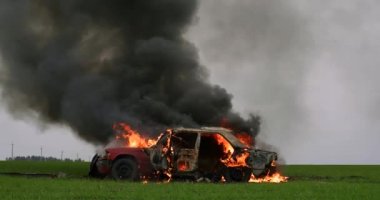 Araba araba Sedan sahada yan görünüm yanan ateşi,