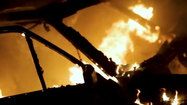 Carrozzeria in fiamme, incendio doloso notturno — Video Stock