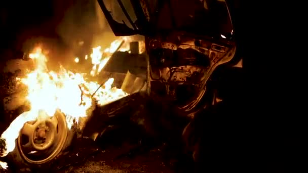 抗議、燃えている車、暴徒の車放火上演混乱夜 — ストック動画