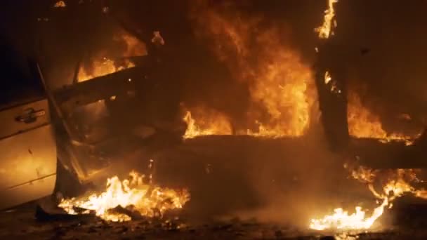 Trasig bil brinner efter en olycka. De explosion och brand i bilen. Sidovy — Stockvideo