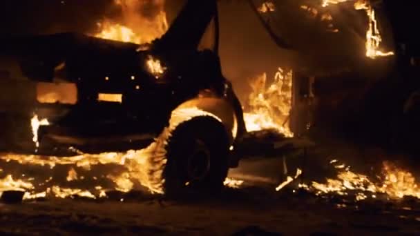 Oskärpa backgroung brinnande bil kropp, trasig bil i brand — Stockvideo