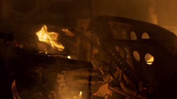 Égő karosszéria, vas, törött autó égett a tűz — Stock videók