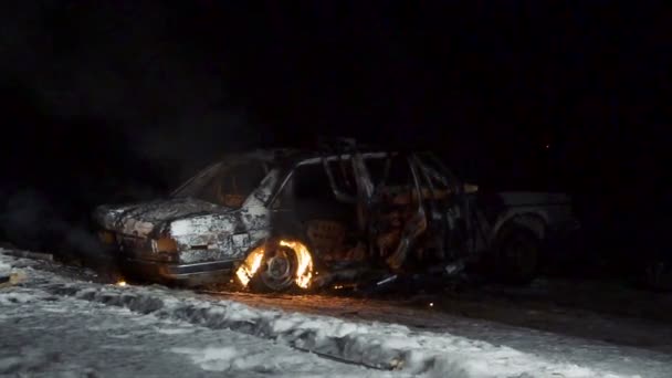 一辆卡车停在一辆着火的汽车上, 报废汽车 — 图库视频影像