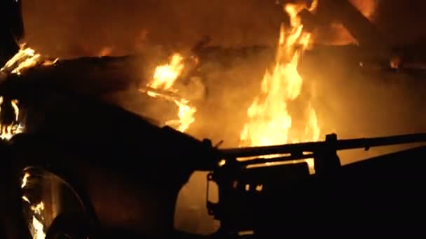 Płonący samochód Sedan, ogień pod sadzy, zbliżenie — Wideo stockowe