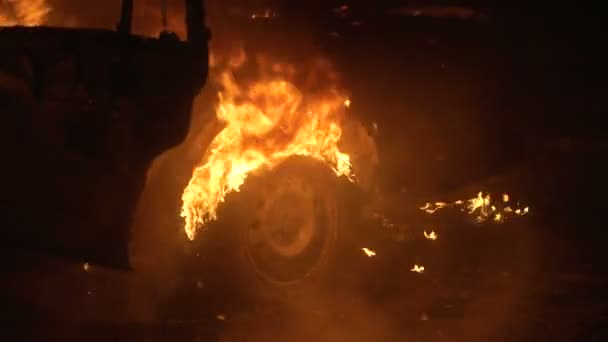 火の鉄、壊れた車を燃焼、燃焼の車体 — ストック動画