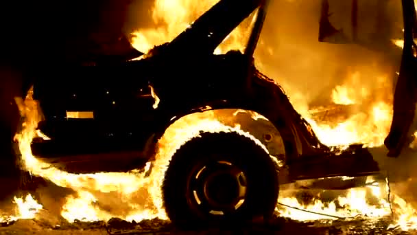 Горящий кузов автомобиля, горящий утюг, разбитая машина в огне — стоковое видео