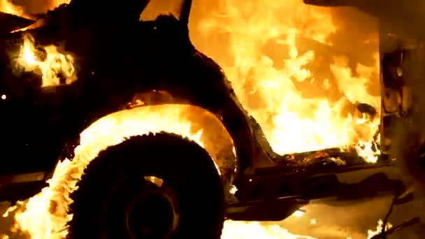 Queimando o corpo do carro, queimando ferro, carro quebrado em fogo em câmera lenta — Vídeo de Stock