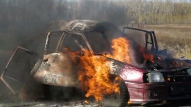 Karayolu üzerinde yanan bir araba tekerlek patlama. Araba yolda yanıyor.