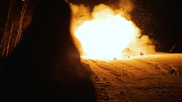 Killen ser på explosionen av bilen på natten, bil explosion. — Stockvideo