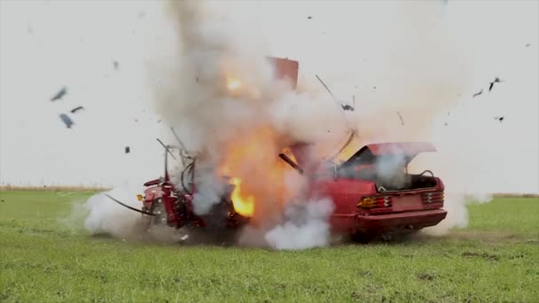 L'auto esplode. Rallentatore. Vista posteriore . — Video Stock