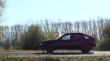 Gündüz sırasında yolda araba patlama. Yan görünüm.