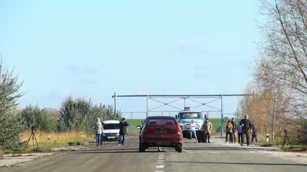 L'auto esplode sulla strada vicino alla gente. Vista posteriore . — Video Stock