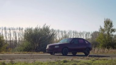 Gündüz sırasında yolda araba patlama.