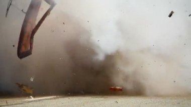 Gündüz sırasında yolda araba patlama. Arkadan görünüm.