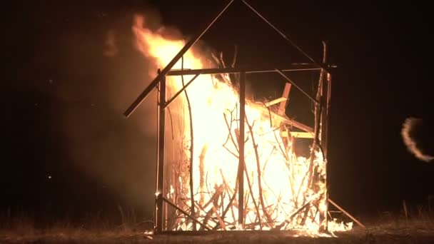 Casa in fiamme, Capanna in fiamme in un campo, Incendio, Abitare — Video Stock