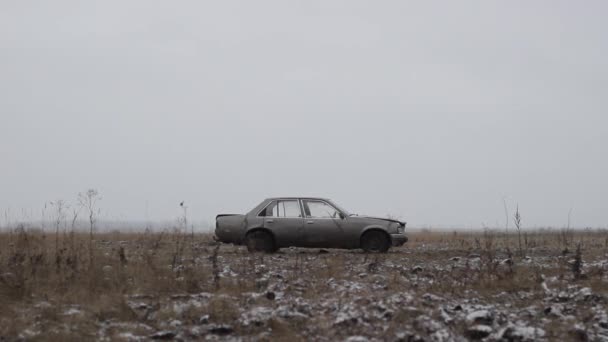 Vecchia macchina gettata in campo, Vista laterale — Video Stock