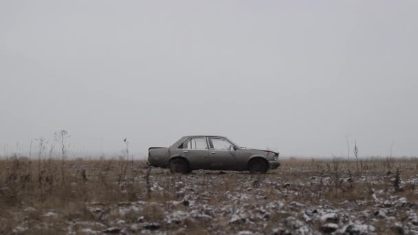 El coche se ilumina en el campo. El motor está fumando en el coche. . — Vídeos de Stock