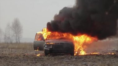 Araba araba alan, ön görünümünde yanan ateşi,