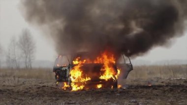 Araba araba alan, ön görünümünde yanan ateşi,