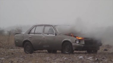 Araba patlama, araba gri alana yakar.