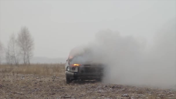 Explosão de carro, Vista frontal, carro queima em um fiel cinza — Vídeo de Stock