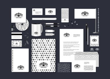 Tarafsız siyah-beyaz kurumsal kimlik stilize ağaç. Kartvizit, bir disk, bir bayrak, bir kalem, bir flash kart, bir formu, bir zarf, bir kupa, bir not defteri, bir kalem örnekleri. Vektör.