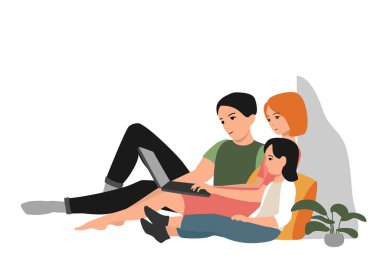 Anne, baba ve bebek dizüstü bilgisayara bakıyor. Aile evde. Evde iş, eğitim ve eğlence. Eps 10 vektör illüstrasyonu.