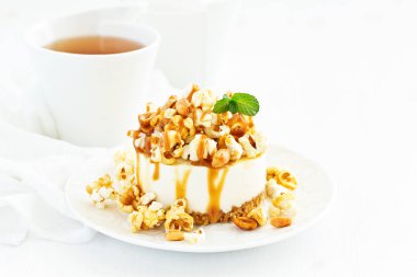 Patlamış mısır ve karamel ile lezzetli bir New York çikolatalı cheesecake. yakın çekim.