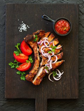 Domates soslu kemikte domuz pirzolası. yukarıdan görüntülemek.