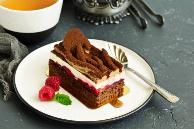 Kiraz ve mousse ile kek.