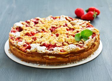 Çilek ve çatlar ile pişmiş peynirli kek.