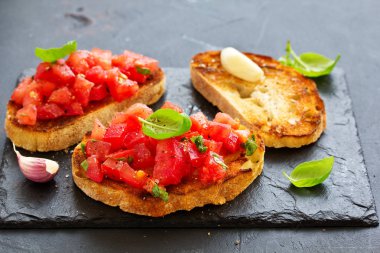 Domates ve fesleğenli bruschetta..