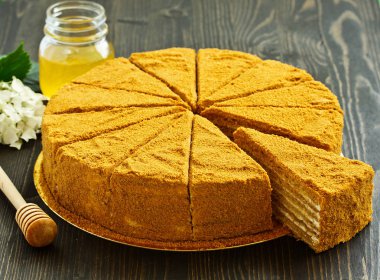 Klasik ballı pasta..