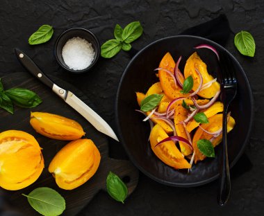 sarı domates salatası.