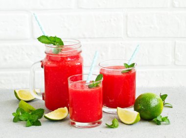 Sağlıklı karpuz içki ve taze karpuz