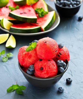 Karpuz. Meyve salatası. Taze ve olgun karpuz ve naneli kavun..