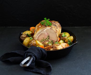 Şampiyon ve maydanozla doldurulmuş kuzu pirzolası..